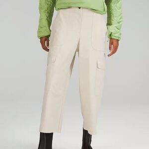 Lululemon Light Utilitech Cargo Pocket High-Rise Crop
Natural Ivory size 28